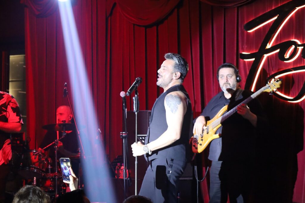 Emre Altuğ ile Fogo Live’ta “Aşk şarkıları”