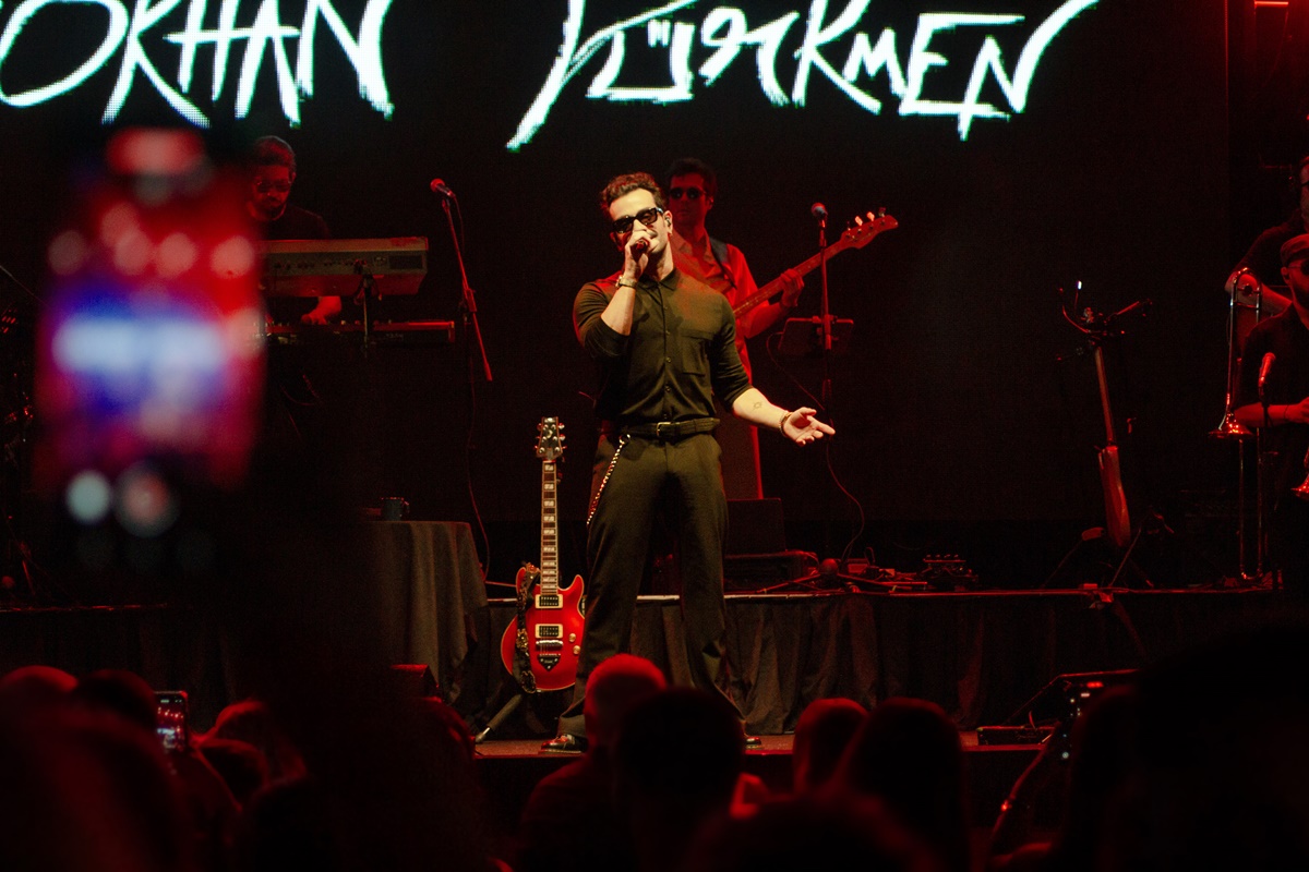 Gökhan Türkmen önceki akşam Mersin Jolly Joker’de konser verdi.