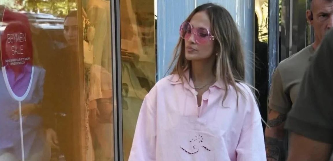 Jennifer Lopez’in giremediği mağazaya elini kolunu sallayarak girdi