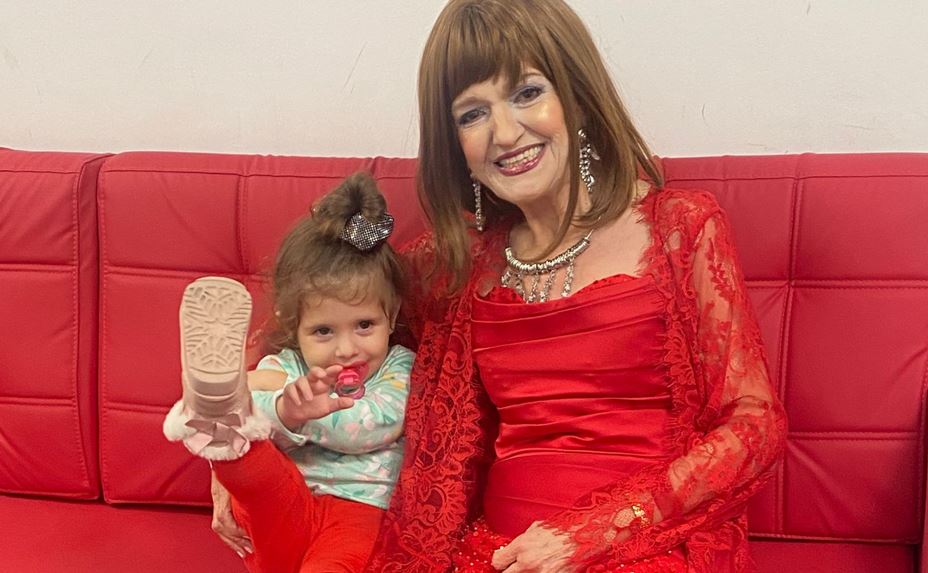 GÜLDEN KARABÖCEK TORUNUYLA İLK KEZ POZ VERDİ…