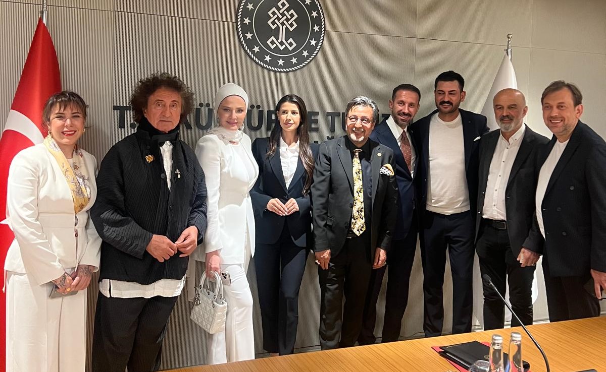 Bakandan yemek sözü aldı… Kültür ve Turizm Bakanı Mehmet Nuri Ersoy ile Londra’da Türk yemeği yiyecekler…