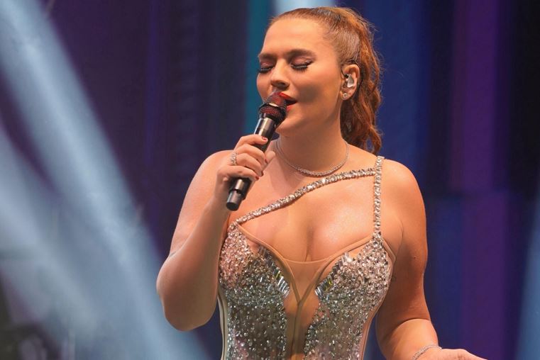 DEMET AKALIN ANTALYA’DA SAHNEDE PARLADI!