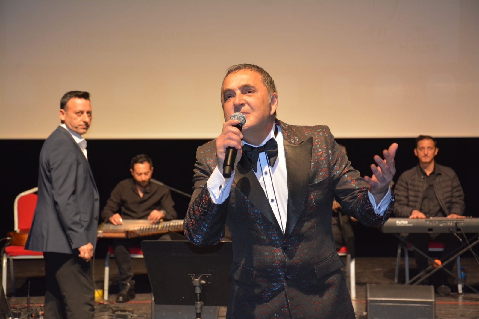 Aygün Karadoğan’dan Sanata Saygı Duruşu: Zeki Müren Şarkısıyla Çorlu Sahnesinde