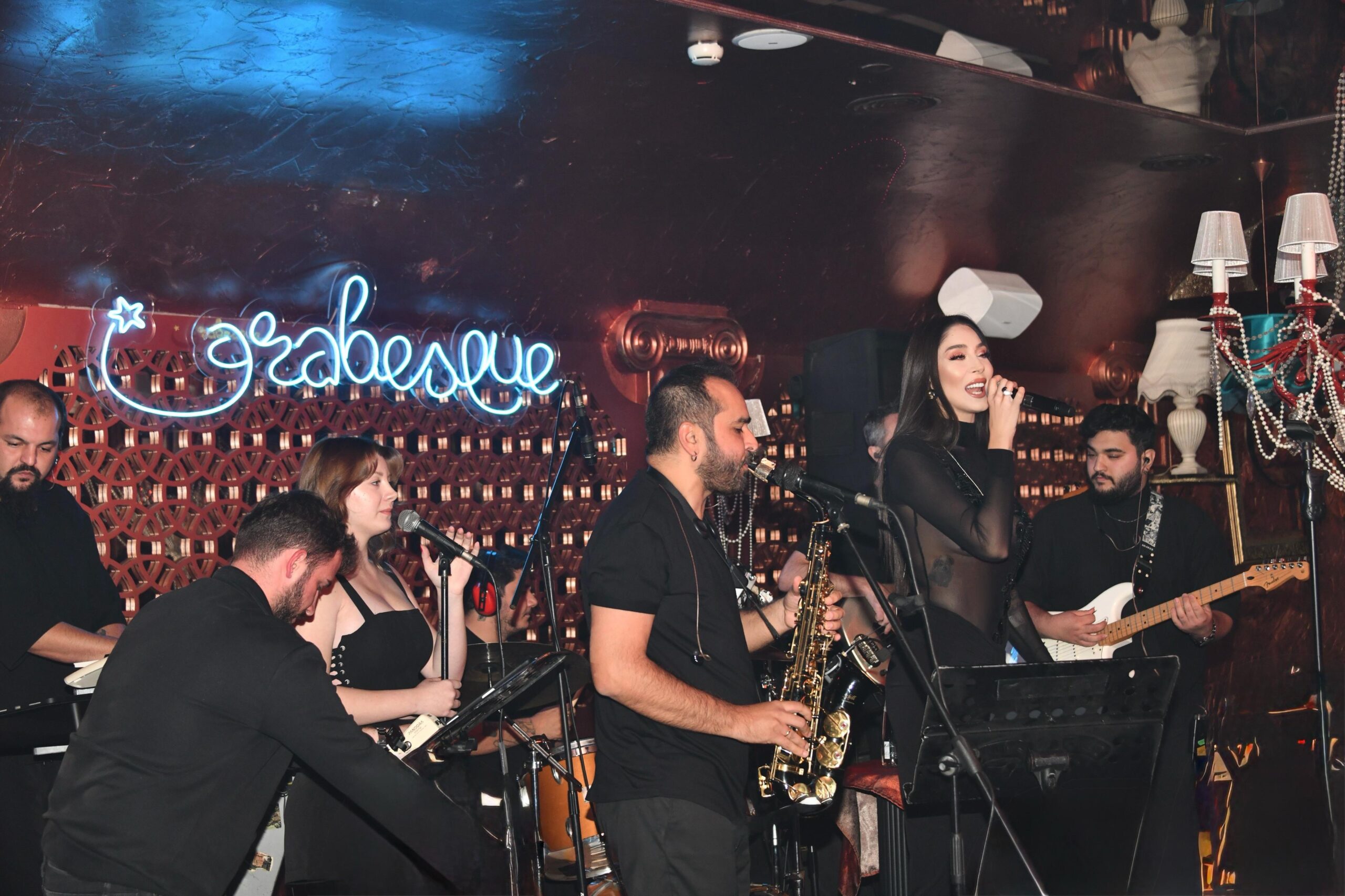 ECE GÜRSEL’DEN SAHNE ÖNCESİ AÇIKLAMALAR: “AŞKA UZAĞIM, İŞLER ÇOK YOĞUN”