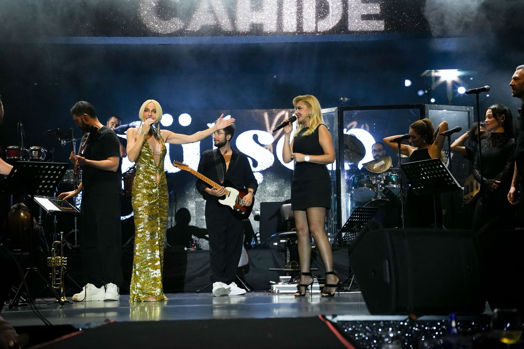 Gülşen’den şarkı sözü aldı..