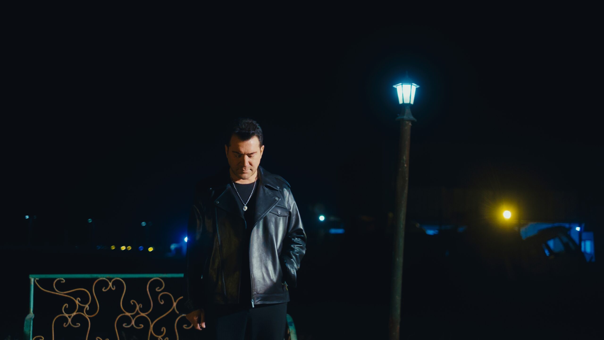 Yeni şarkıya   hurdalıkta klip