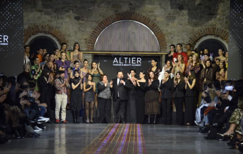 KRALİÇELER GECESİ: KUTNU İPEĞİ TASARIM YARIŞMASINDA GÖRKEMLİ DEFİLE