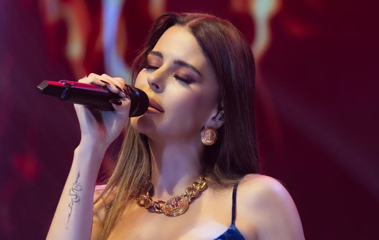 Mavi Elbiseli Simge Geceye Damga Vurdu