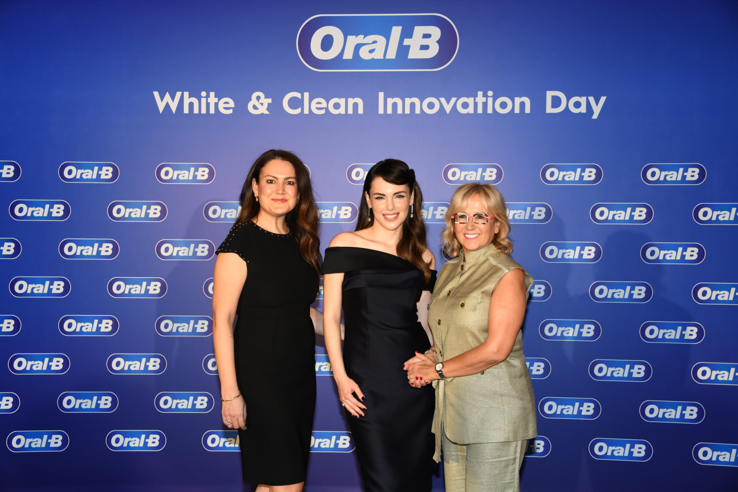 Ünlü oyuncu Yağmur Tanrısevsin, İstanbul’da gerçekleşen özel davette sağlıklı ve beyaz gülüşünün sırrını paylaştı