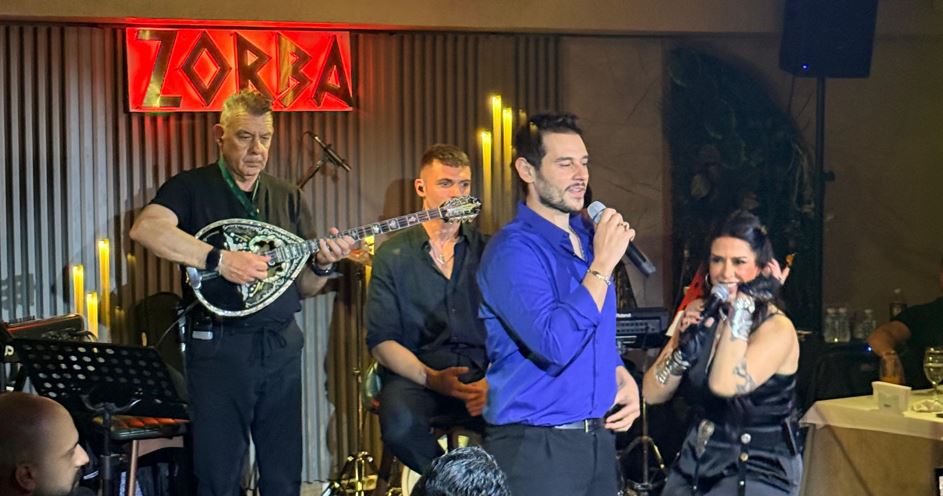 Grek Müziğinin Kalbi Zorba’da Attı! Cem Belevi, Penelope Nelly’i Sahnesinde Yalnız Bırakmadı