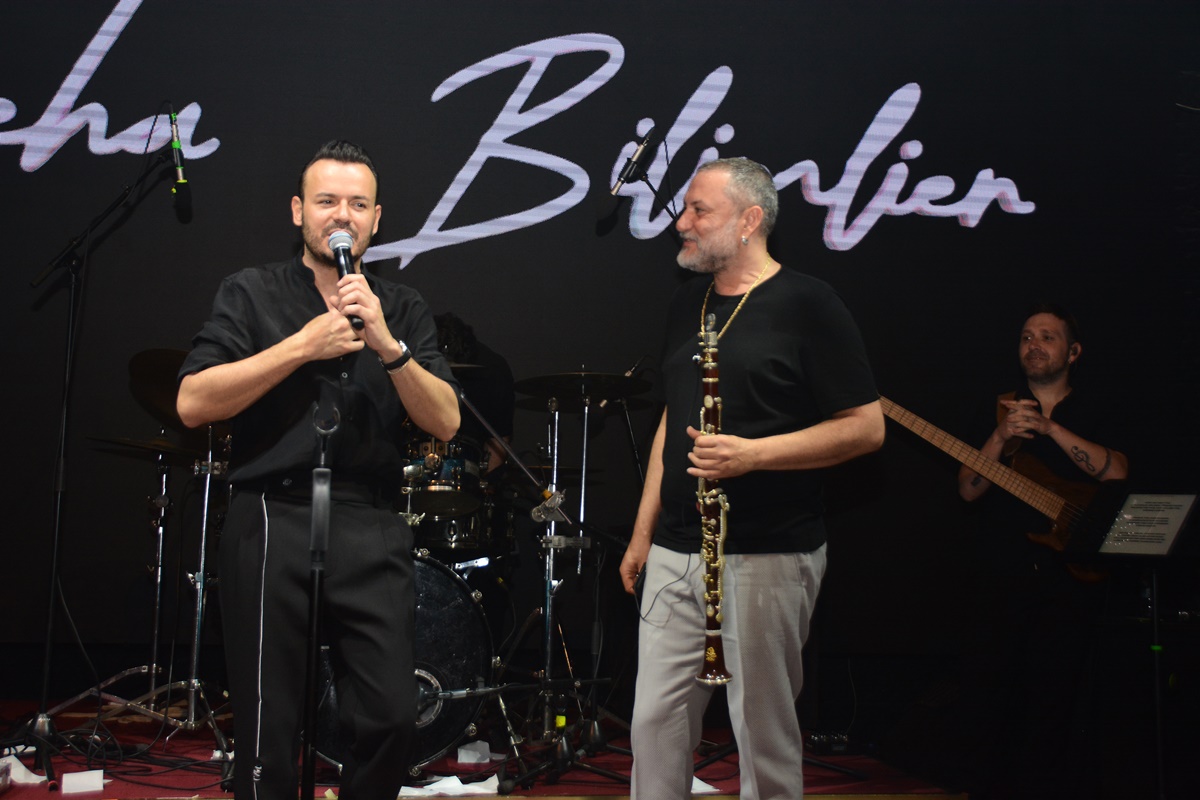 DEHA BİLİMLİER’DEN SOKAK HAYVANLARI İÇİN ANLAMLI GECE İZMİR’DE YARDIM GECESİNDE SAHNE ALDI