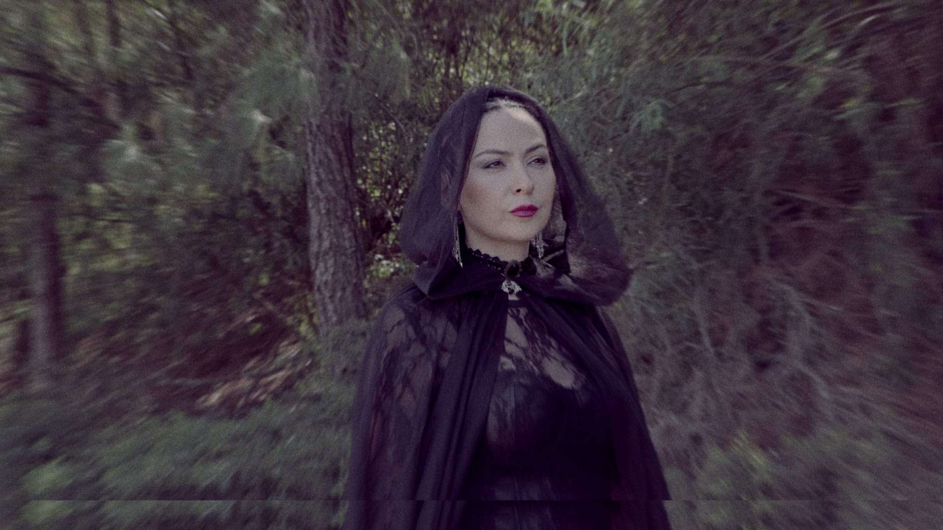 Yasemin Uğurlu’dan Yeni Tekli: “Kızıl Topraklar”